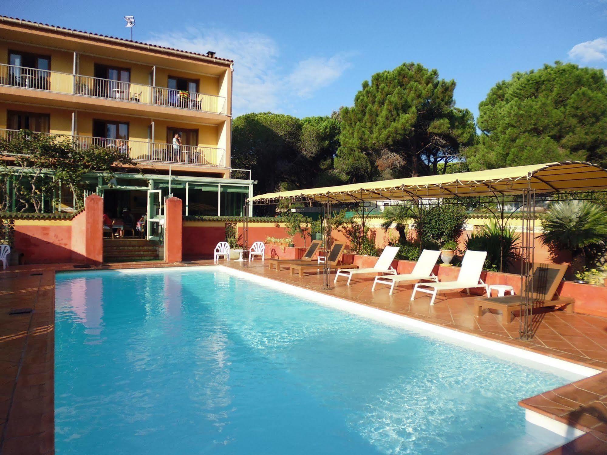 Hotel Cyrnea 3*