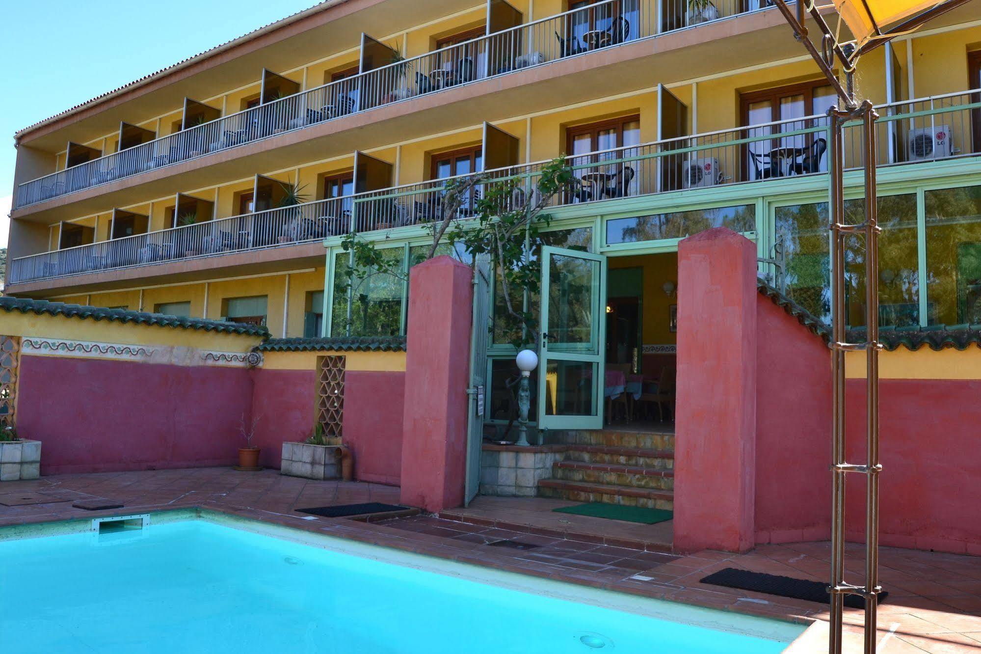 Cyrnea Hotel 3*