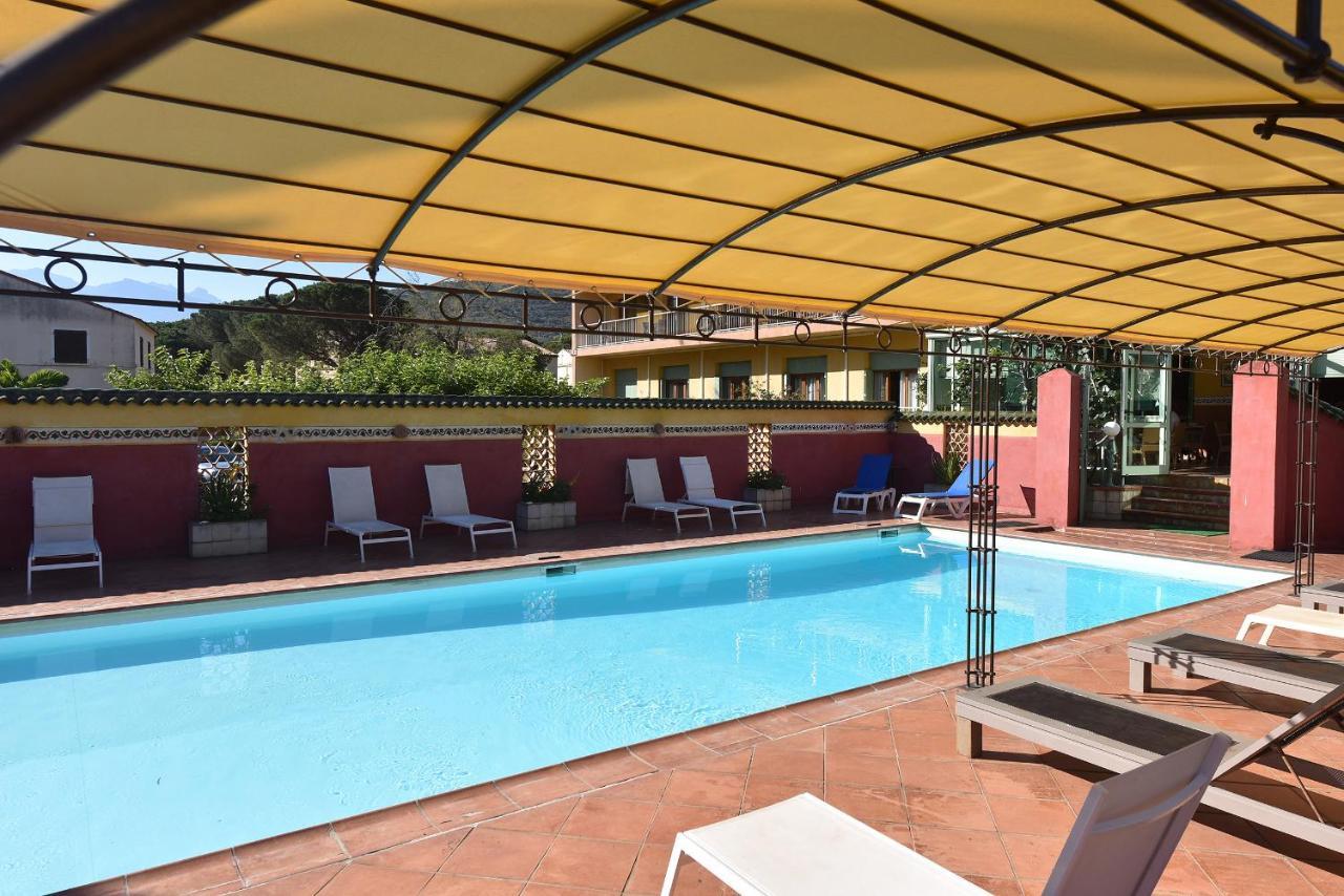 Hotel Cyrnea 3*